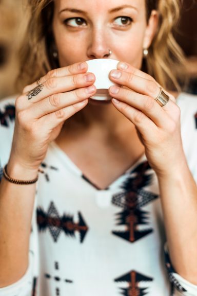 Nimm einen kleinen Schluck – und beobachte Geschmack, Temperatur, Gefühl.