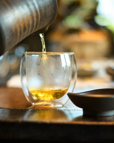 Gieße deinen Tee ein.